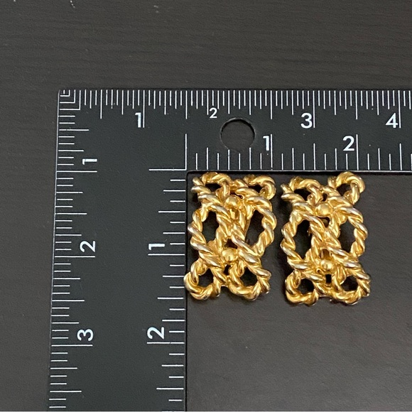 Vintage UnSigned Gold-Tone Twisted Rope Clip On Earrings - Picture 9 of 12